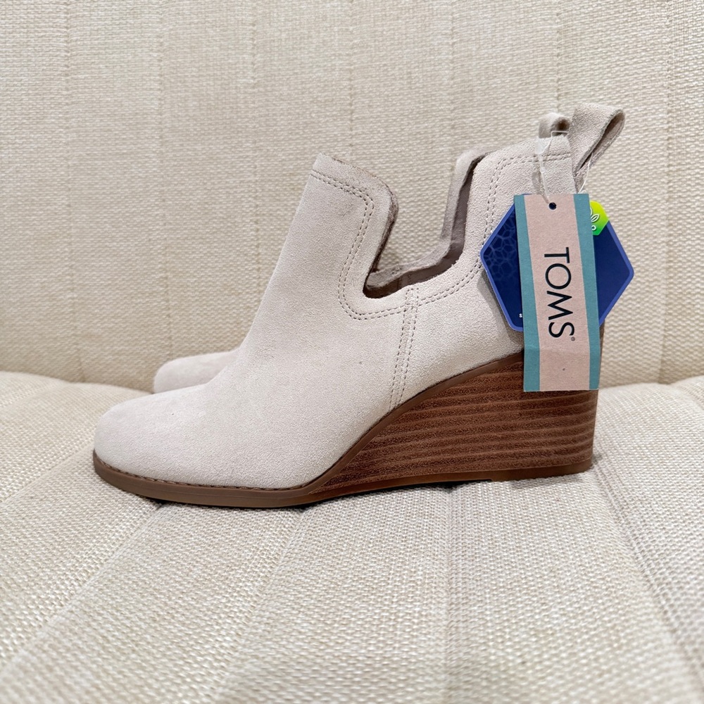 NEW TOMS Kallie Suede Wedge Ankle Booties Color‎ Sahara Sand Beige Women 8